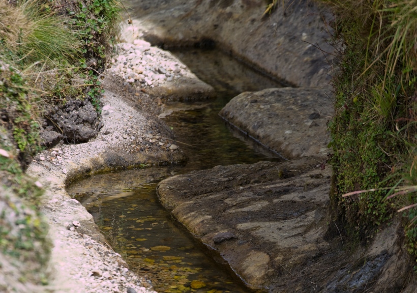 Canal hecho en piedra en Cumbemayo