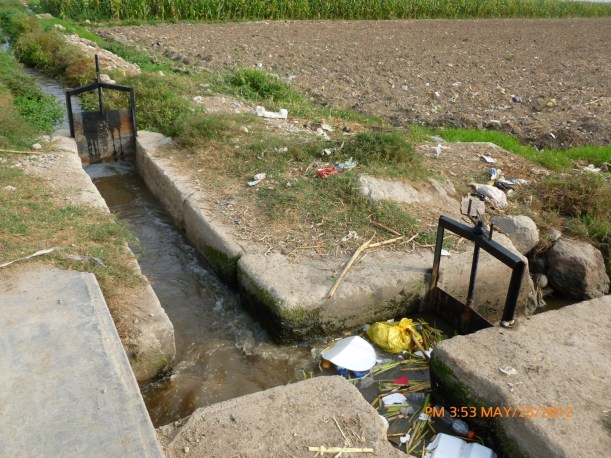 Emisor de EMAPA Huaral (Sector Casuarinas) donde se une las aguas de riego con las aguas negras de la población