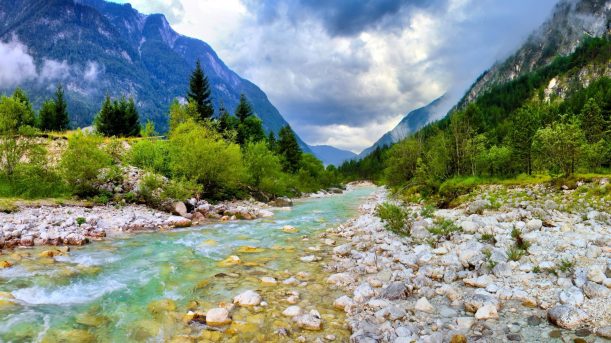pequeno-rio-entre-montanas